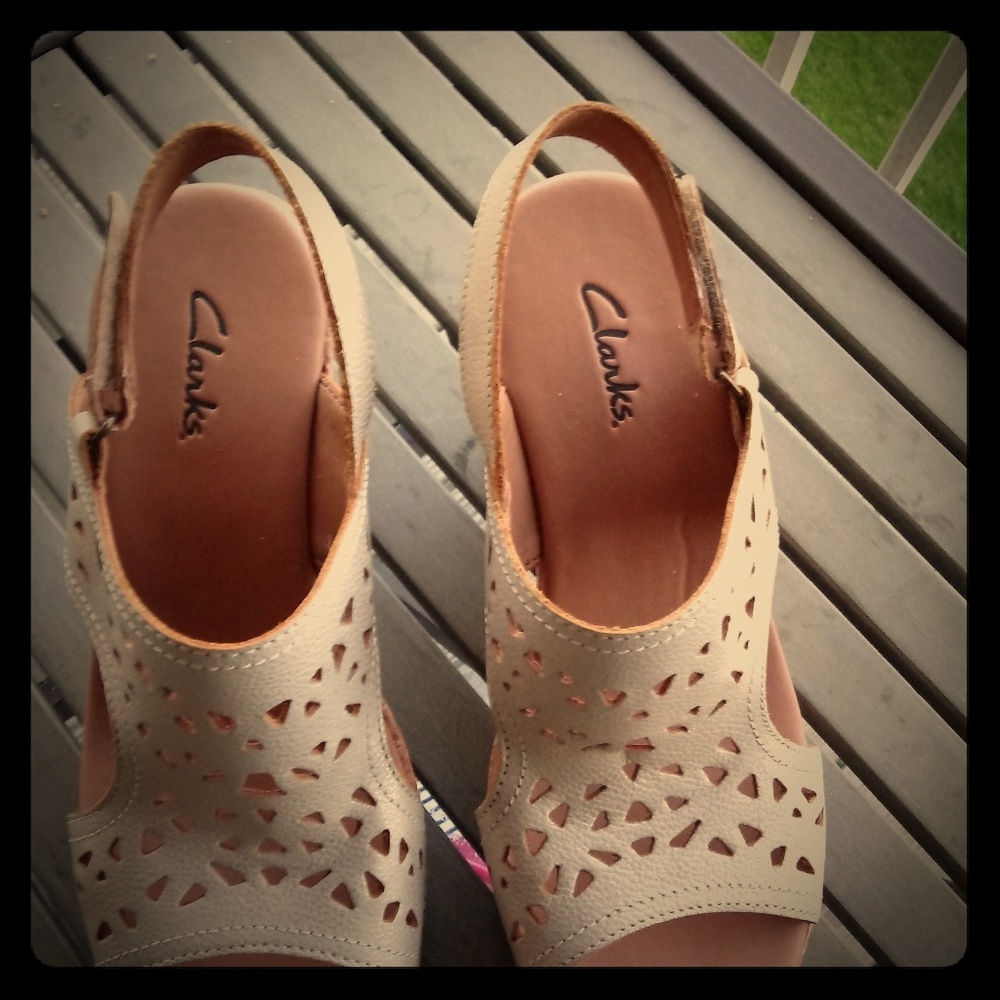 Size 7.5 Clark Brand Cream Wedged Sandals